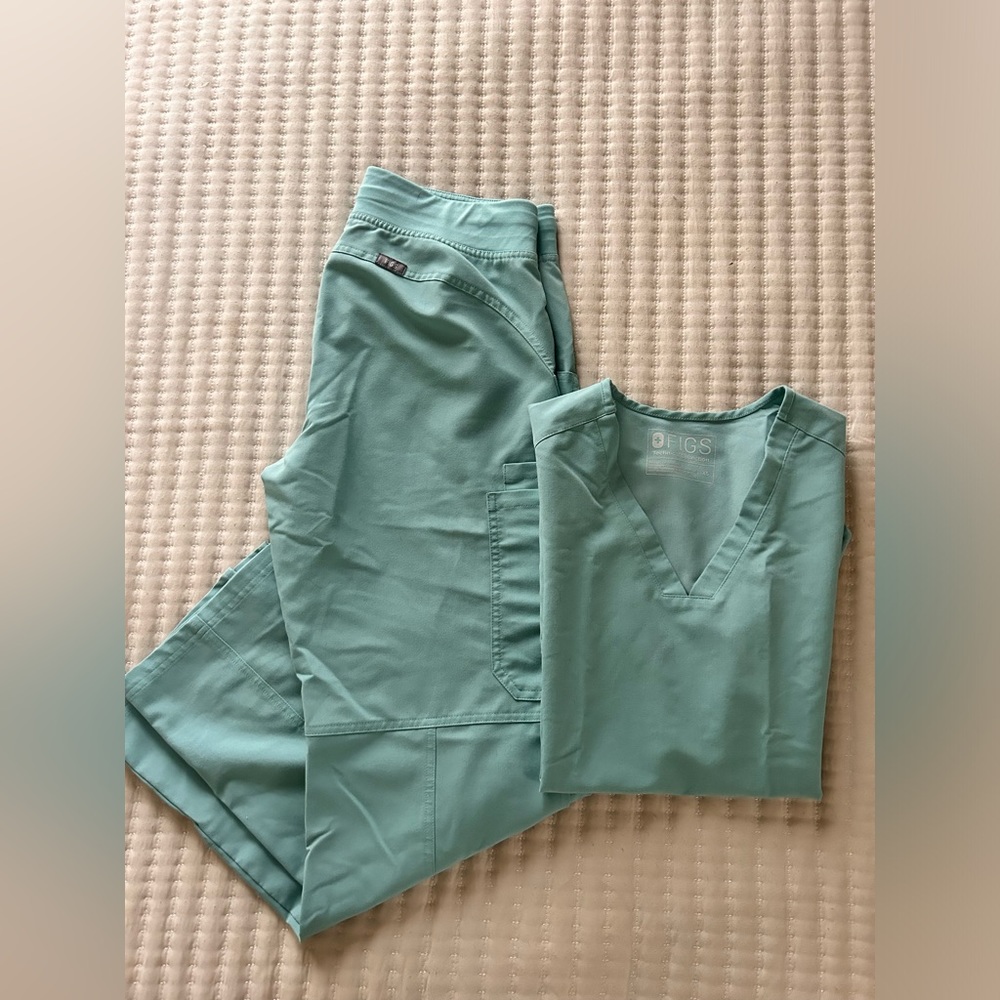 Fig’s XS Top/S bottoms Teal Scrub Set